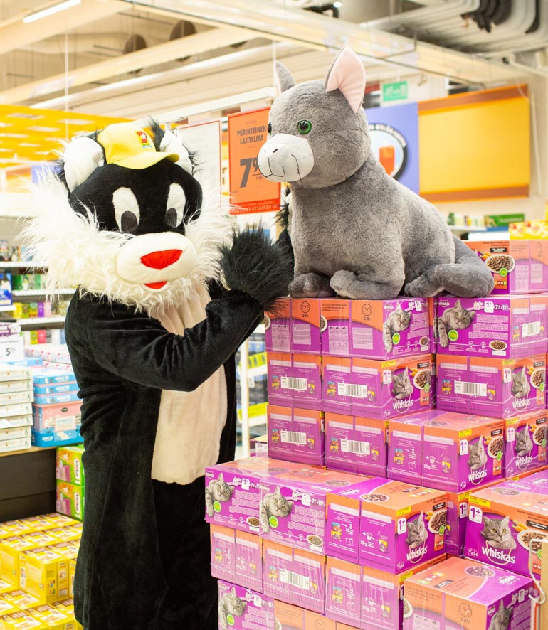 Kohukatti väläytti Kyläkaupalla häijyä puoltaan, kun se rökitti pehmolelua.