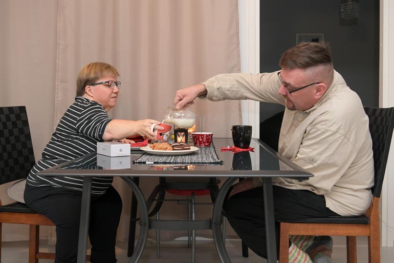 Tuula sai Seiskalta uuden puhelimen vanhan ja pahasti reistailleen tilalle. Markoa puolestaan ilostuttaa tieto, etät hän on pian kuivilla yritys- veloistaan.