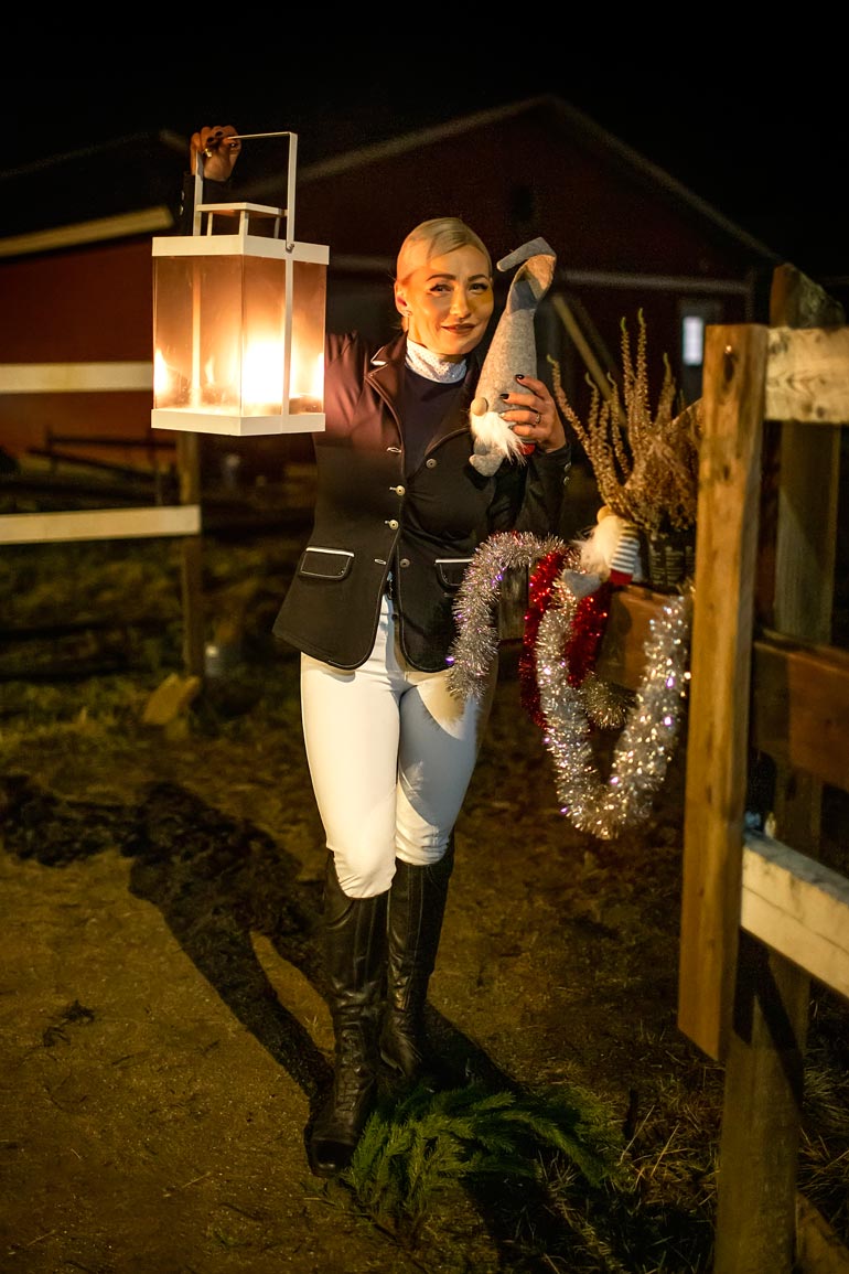 Hyvää joulua Pohjanmaalta! Marika Fingerroos, 40, kuluttaa runsaasti vapaa-aikaansa tammansa hoitoon. Ex-kohukaunotar on tuttu näky Mustasaaren hevostalleilla. – Täällä tulee varmasti pyörittyä myös joulunpyhinä.