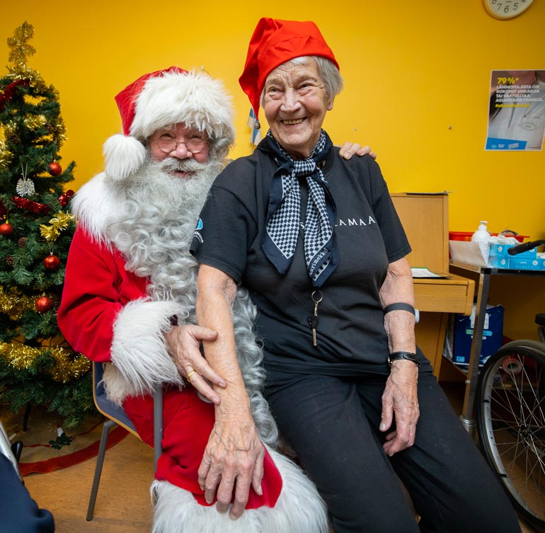 Terttu-Liisa eli Tepa istahti iloisena pukin polvelle.