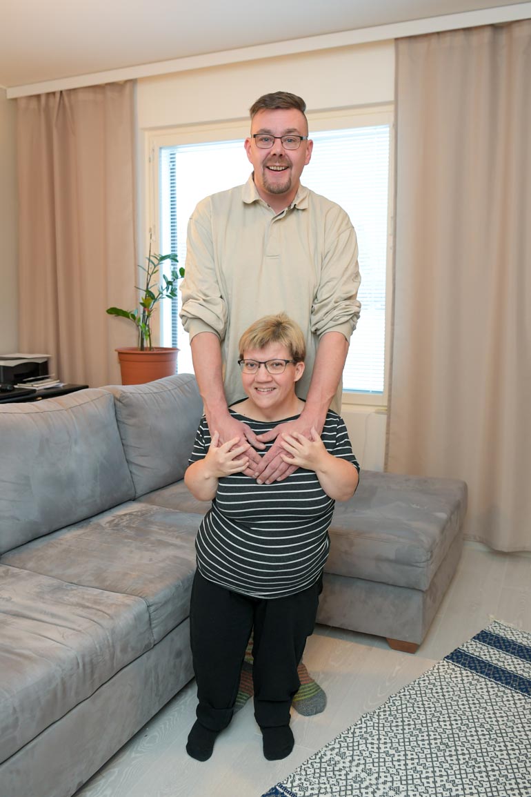 Vuoden päivät yhdessä olleilla Tuulalla ja Markolla rakkaus kukoistaa. He tapasivat, kun Marko ajoi invataksia.