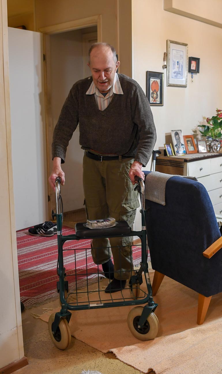 Lauri liikkuu kotonaan rollaattorin avulla. Kylillä mies kurvailee sähkömopolla.