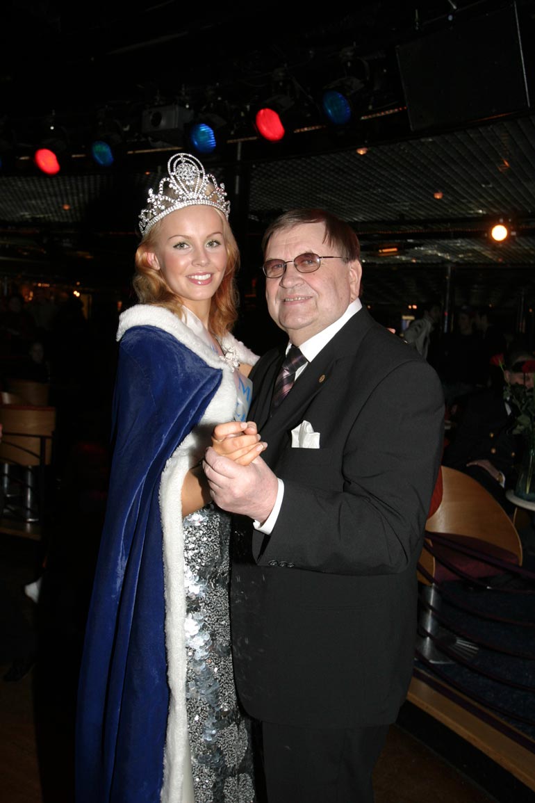 Eino Makunen on saanut kunnian tanssittaa kymmeniä vastavalittuja Miss Suomi -kaunottaria. Tässä kuvassa vuoden 2005 voittaja Hanna Ek (nyk. Poulsen).