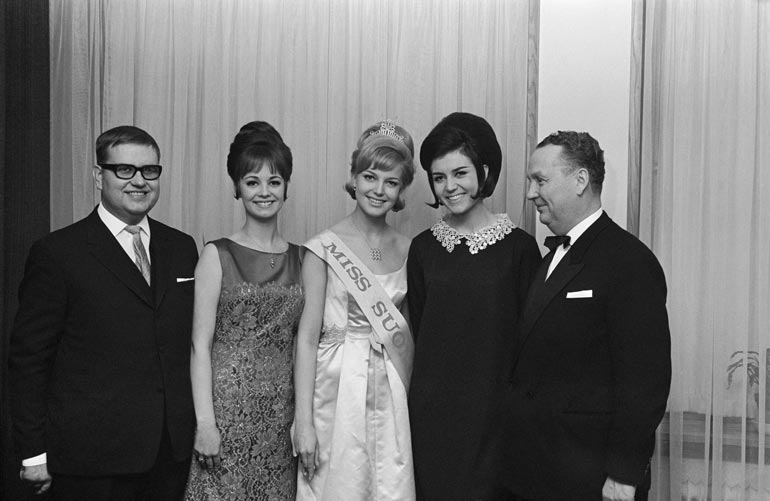Vuoden 1965 Miss Suomi -kolmikko nuoren Einon (vas.) rinnalla: Essi Östring, Virpi Miettinen ja Raija Salminen.