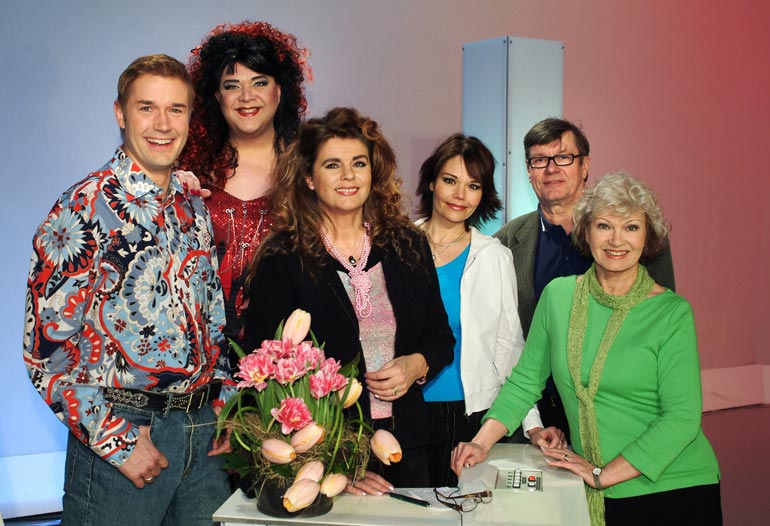 Riitta juonsi supersuosittua Kymppitonnia vuodesta 1985. Kuvassa Marco Bjurström, Mega-Paula, Eija Kantola, Ilkka Kylävaara ja Vieno Kekkonen.