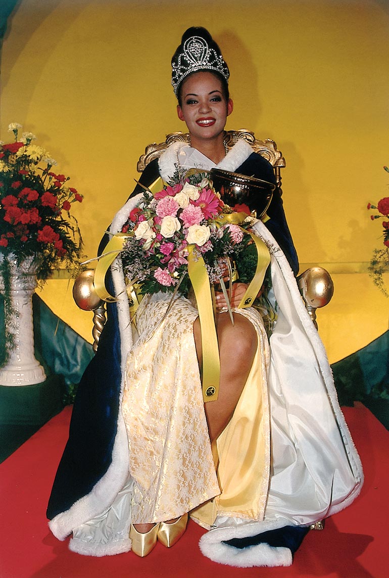 11-vuotiaana mallinuransa aloittanut Lola kruunattiin 18-vuotiaana Miss Suomeksi 1996. – Luulin pitkään, etten voi edes osallistua missikisoihin taustani takia.