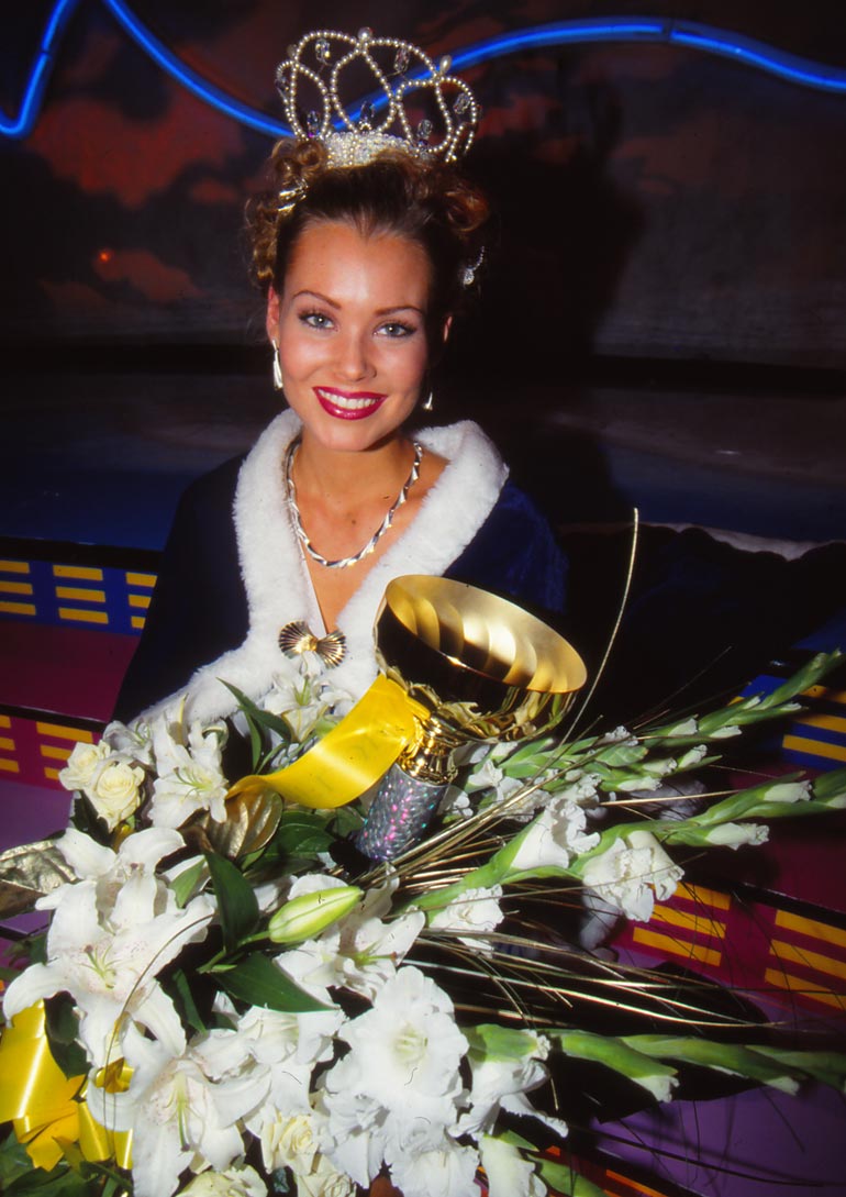 Saija on 1999 Miss Suomen toinen perintöprinsessa. Kuvassa hän poseeraa Miss Skandinavia -voittajana 2000.