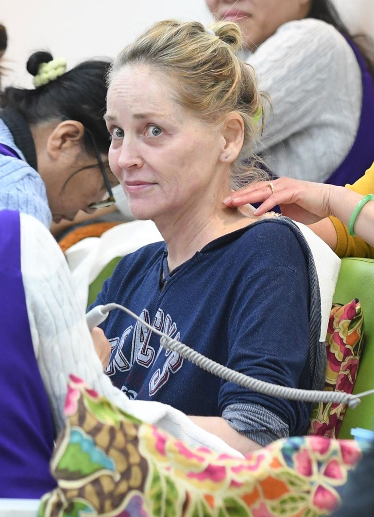 Sharon Stone kävi ottamassa kasvohoitoja Beverly Hillsissä sijaitsevassa kauneushoitolassa tapaninpäivänä.