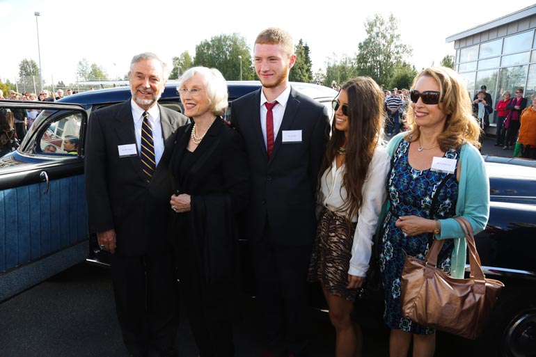 Armi Kuusela-Williams vieraili Muhoksella elokuussa 2014. Kuvassa Albert Williams, Armi, lapsenlapsi Eric, lapsenlapsi Katarina ja tytär Eva-Maria.
