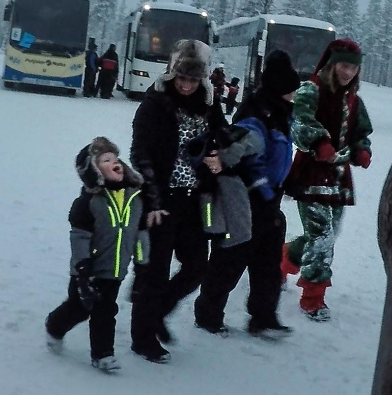 Lapset iloitsivat lumesta. Noisy Nod -tonttu johdatti Coleenin ja tämän äidin huskyjen luokse.
