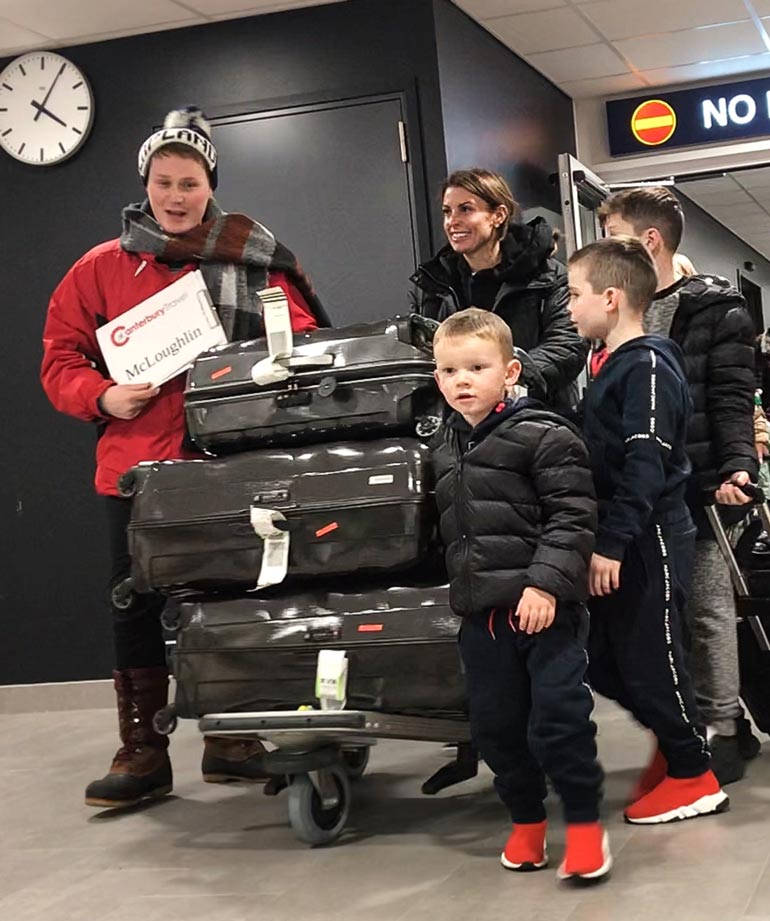 Rooneyt tunnistettiin Rovaniemen lentoasemalla, jossa lasin takana olevat matkustajat kiirehtivät koputtelemaan ikkunaan nähdessään perheen.
