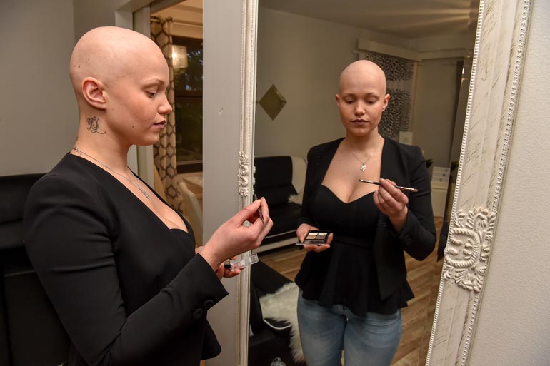 – Tuntuu, että kamppailu on loputonta, dramaattisten uutisten musertama Janita sanoo.