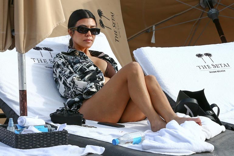 Kourtney Kardashian otti rauhallisemmin ja seurasi parikymppisten ilottelua aurinkotuolistaan.