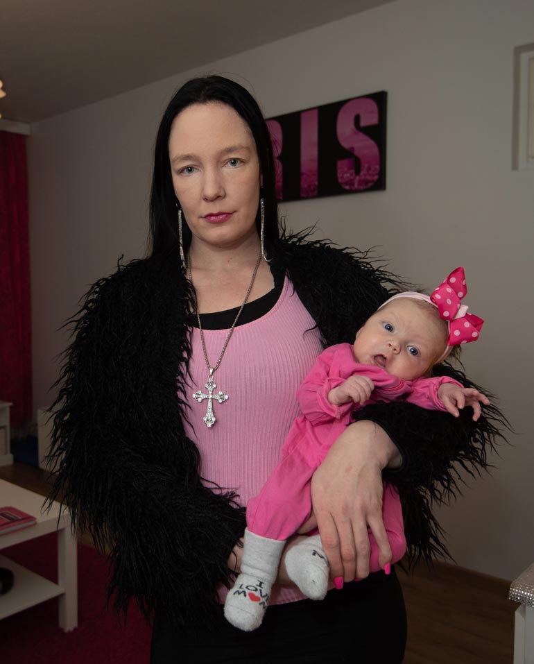 Jennistä tuli pienen tyttövauvan yksinhuoltaja vain muutamaa viikkoa ennen kuin veli kuoli henkirikoksen uhrina.