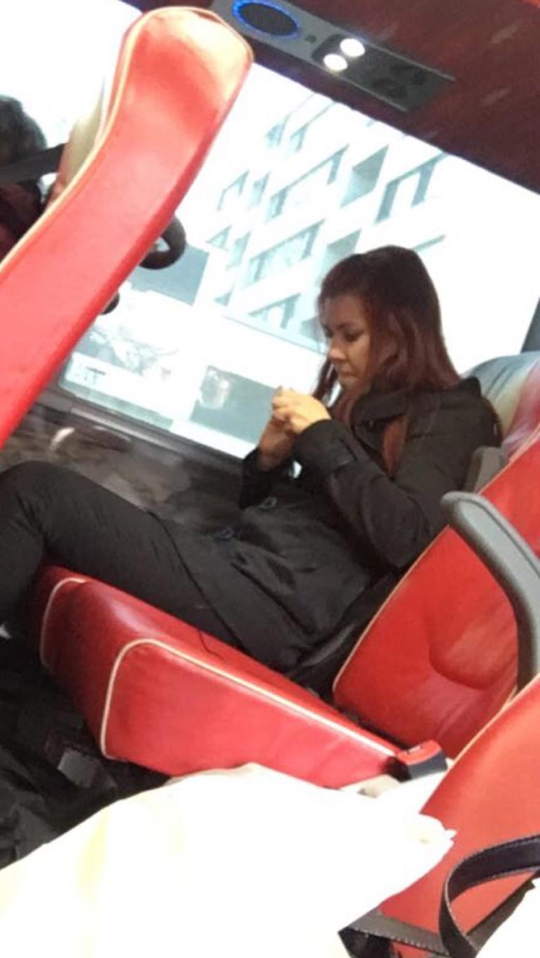 Eevis leikkasi kynsiään bussissa.