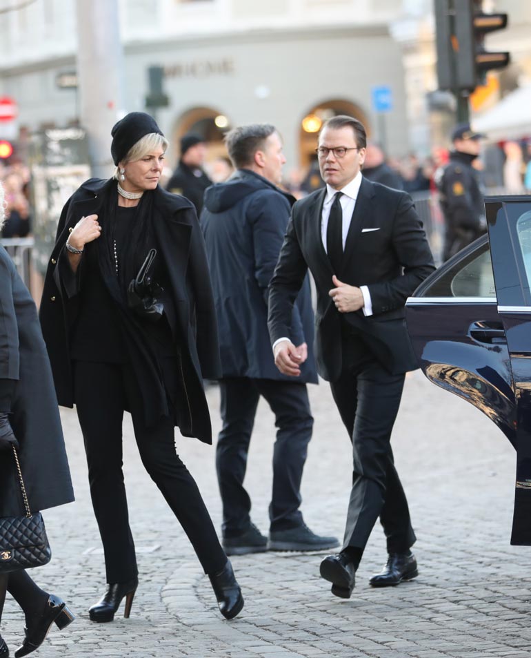 Prinssi Daniel saapui hautajaisiin Hollannin prinsessa Laurentienin kanssa.