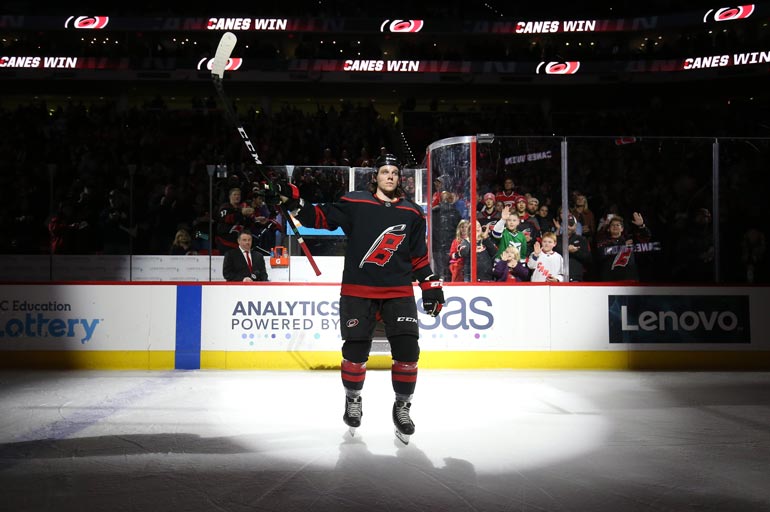 Suuren surun keskellä pelannut Carolina Hurricanesin Erik Haula omisti Montrealia vastaan tekemänsä maalin kuolleelle tyttärelleen. Porilainen oli tussannut mailansa varteen tekstin ”RIP 30.12.19”.