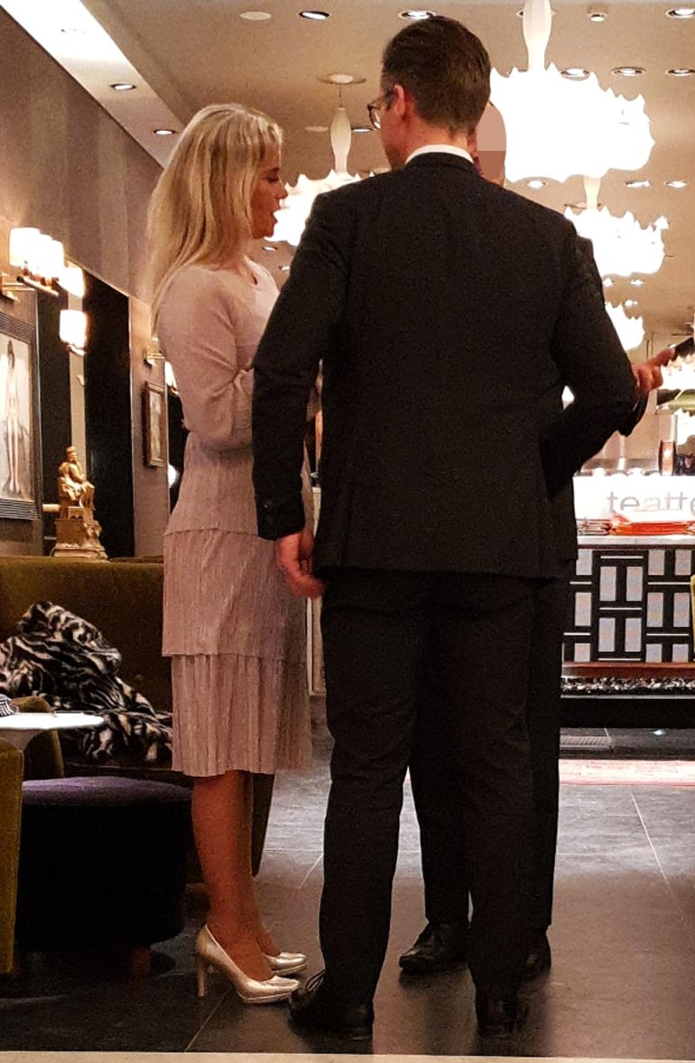 Hanna Kärpänen viihdytti pukumiehiä.