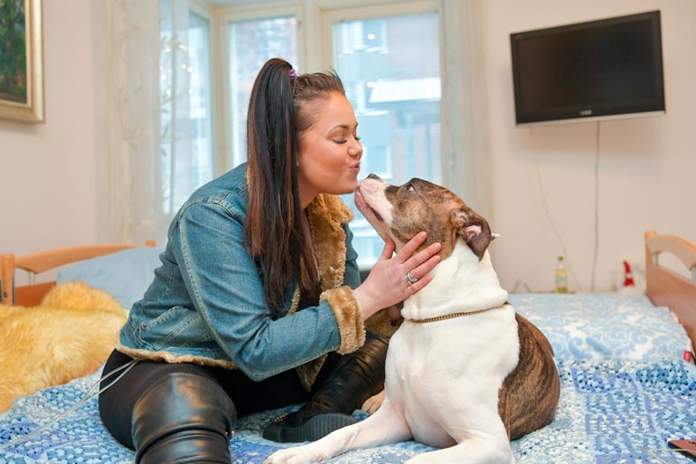 Dina-koiran läheisyys tuo Janitalle lohtua.