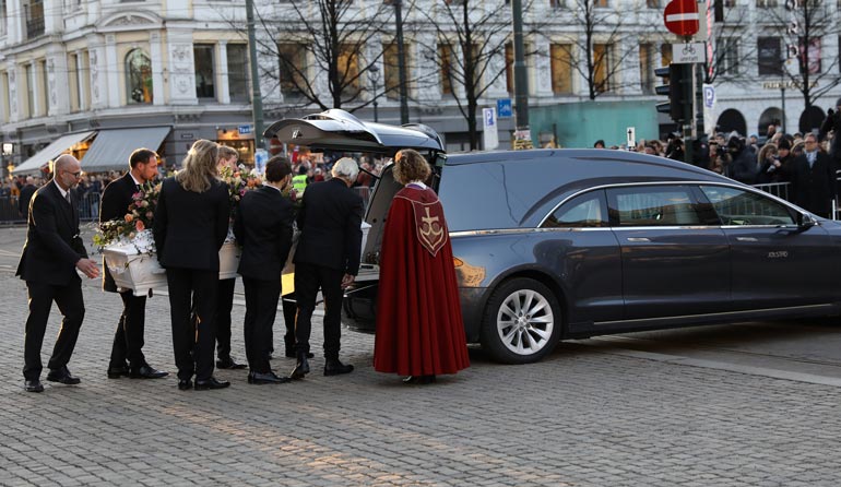 Prinssi Haakon (2.vas.) kantoi Ari Behnin arkkua.