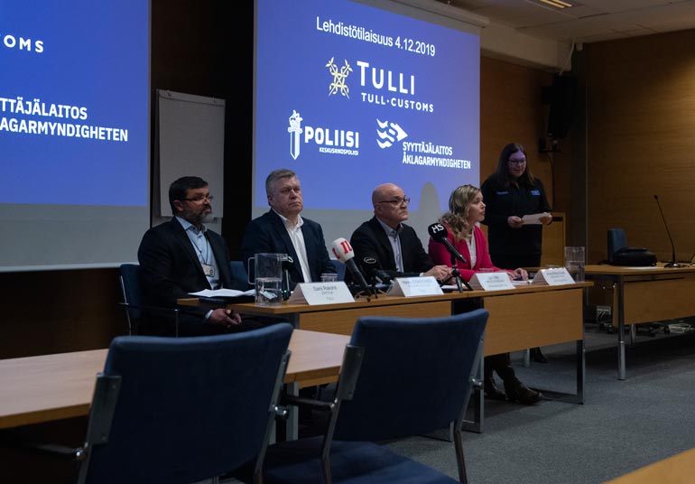 Poliisi onnistui selvittämään Silkkitieltä noin 7 500 suomalaisen henkilöllisyyden, joiden epäillään liittyvän huumausainekauppaan. Sami Rakshit, Hannu Sinkkonen, Jari Räty ja Anna-Riikka Ruuth tiedottivat viranomaisyhteistyöstä joulukuun alussa.