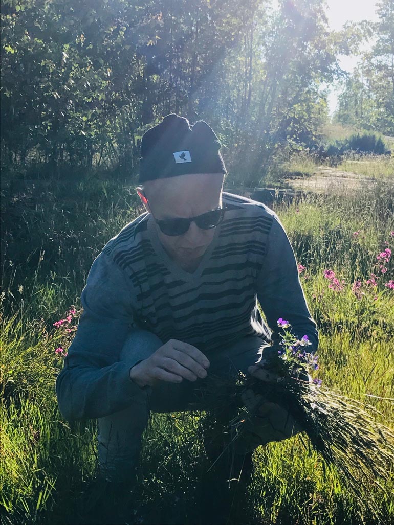 Jouni on ensimmäisiä suomalaisia huippukokkeja, joka on käyttänyt villiyrttejä ravintoloissa. Suomen luonnossa on syötäviä kasveja yli 200 lajia.