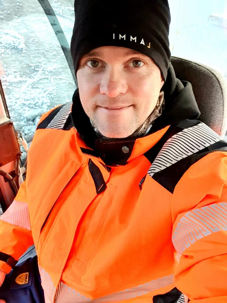 Poppari lähetti Seiskalle selfien kaivinkoneen kopista. – Haluan asua metsässä. En ollenkaan välitä kaupungin hulinasta ja hälinästä!
