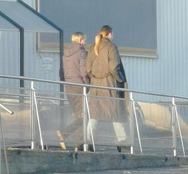Hjallis ja nuori kaunotar ostoksilla.