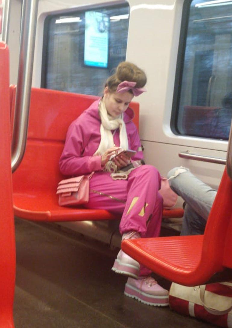Ina Mikkola metrossa.