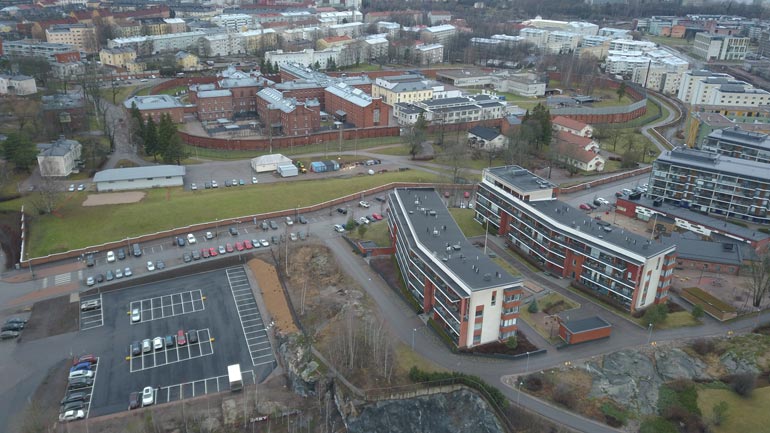 JVG-tähden asuintalolta näkee suoraan Sörkan vankilan pihalle. Välissä on kuitenkin korkea aita, joten kutsumattomia vieraita ei tarvitse pelätä.