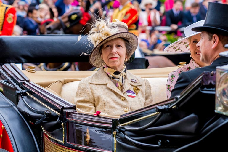 Helmikuussa 60 vuotta täyttävä prinssi Andrew joutuu seksiskandaalin vuoksi syömään synttärikakkunsa pienessä piirissä, mutta isosisko, prinsessa Anne juhlii 70-vuotispäiviään hieman näyttävämmin.