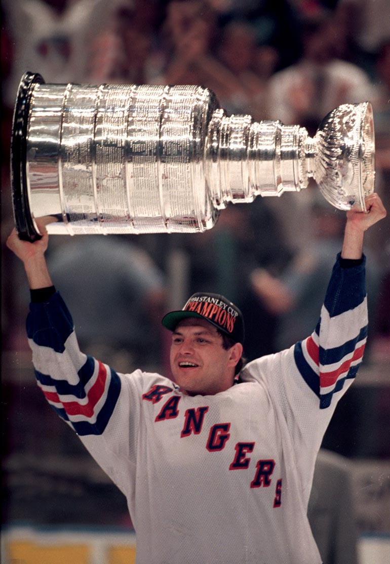 Ja Tikkanen tuulettaa! Esa nappasi uransa viidennen Stanley Cupin keväällä 1994. Tuolloin seurana oli legendaarinen New York Rangers