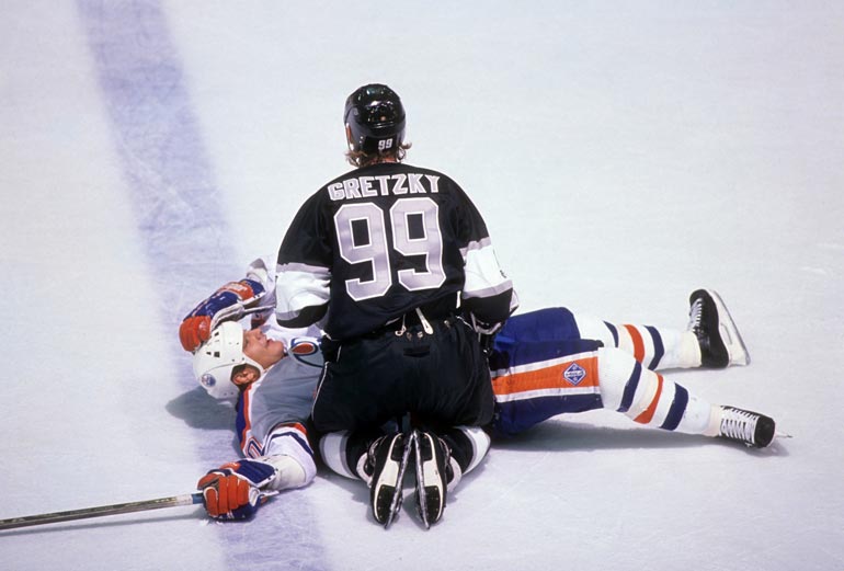 Esa Tikkanen, Wayne Gretzky ja Jari Kurri muodostivat Edmonton Oilersissa tehoketjun, joka nimettiin Finnish Sandwichiksi. Myöhemmin Esa ja ”Väinö” väänsivät myös vastakkain, kun Gretzky kaupattiin Oilersista LA Kingsiin. Kuva vuodelta 1989.