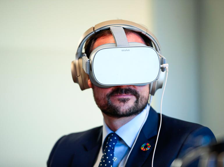 Haakon matkusti virtuaalisesti pakolaisleirille.