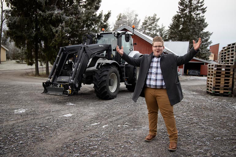 Henri Jokinen laulaa usein komean Valtran traktorin kopissa. – Tervetuloa maalle, ysiluokkaa käyvä laulajalupaus hymyilee.