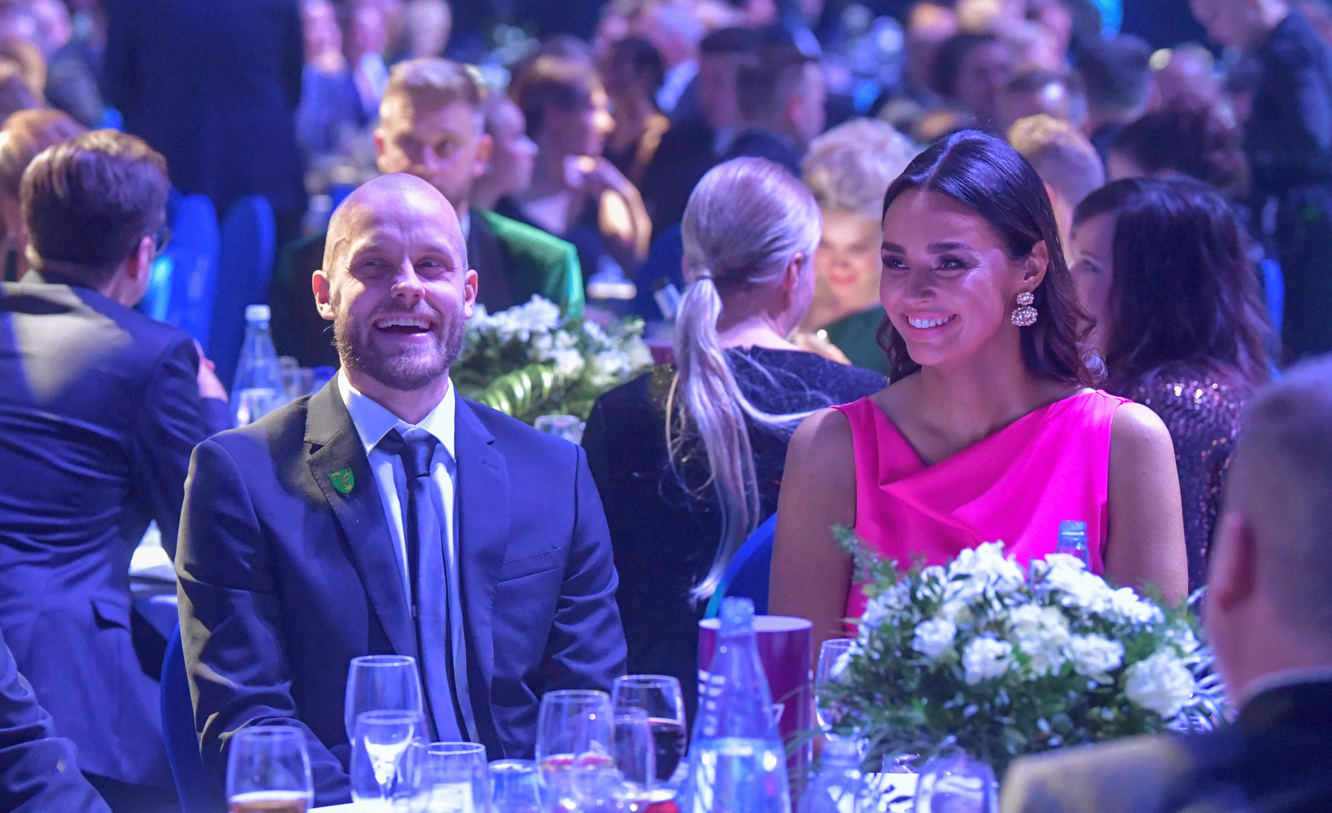 Teemu Pukki nautti Urheilugaalan tunnelmasta yhdessä Kirsikka-vaimonsa kanssa.