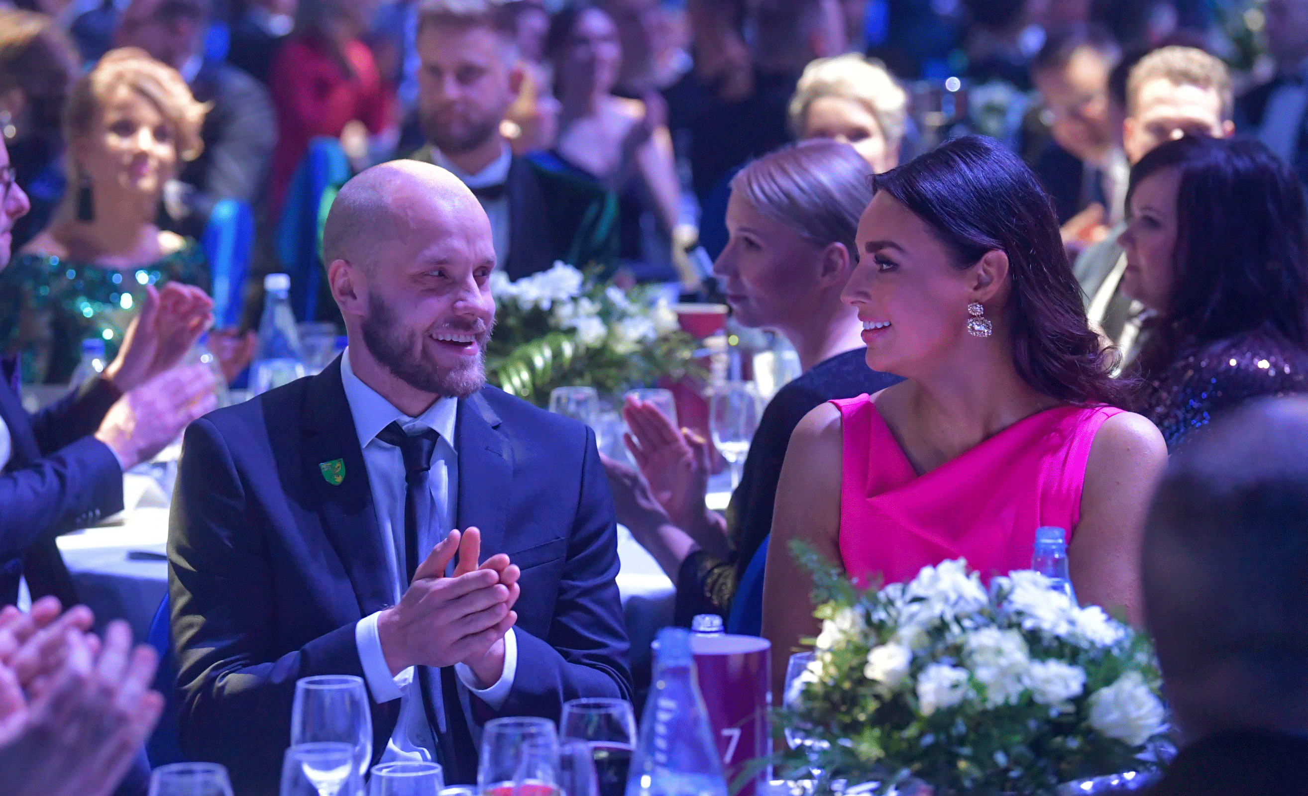 Teemu ja Kirsikka olivat yhtä hymyä koko gaalan ajan. Mutta siinä missä aviomies herättää huomiotta pelikentällä, tyrmäävä vaimo käänsi katseita Urheilugaalassa.