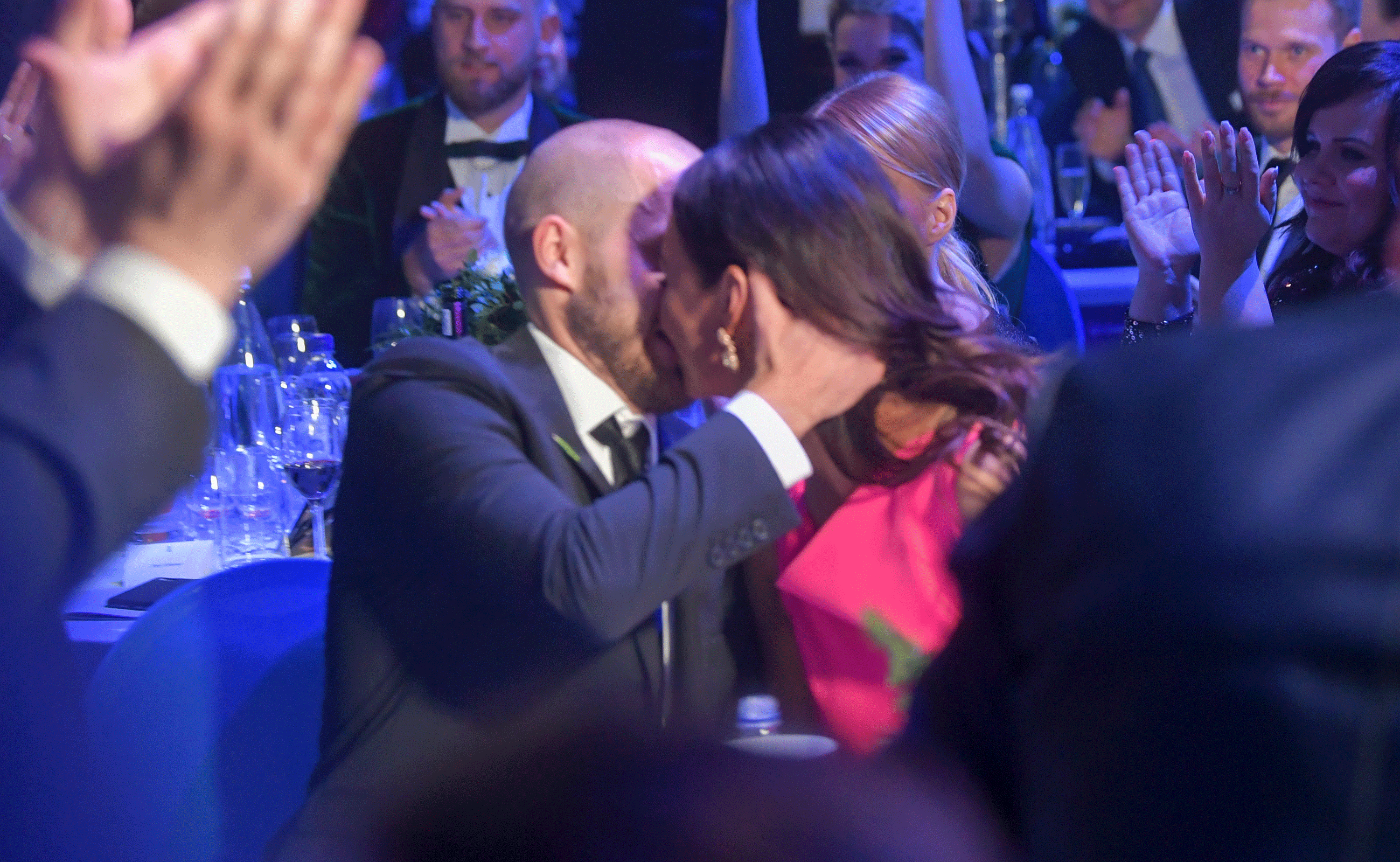 Muiskis! Teemu ja Kirsikka moiskauttivat oikein kunnolla, kun tieto Vuoden urheiijasta pamahti ilmoille.
