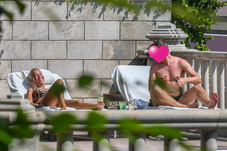 Seiskan paparazzi ikuisti Maisan ja Mikon Bangkokissa uima-altaalta. Reissulla ostettiin myös kihlasormus.