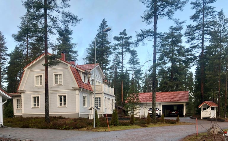 Kohupari asuu korven keskellä Nurmijärvellä. He ostivat reilun 300 000 euron hintaisen talon yhdessä.