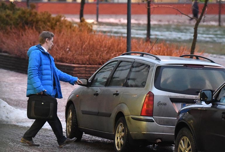 Tässä lähtee asuntonäytölle olympiavoittaja Toni Nieminen. Auto tosin on jo parhaat päivänsä nähnyt.