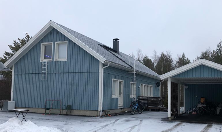 Toni ja uusi kulta asuvat uusioperheineen modernissa omakotitalossa lähellä Oulun keskustaa.