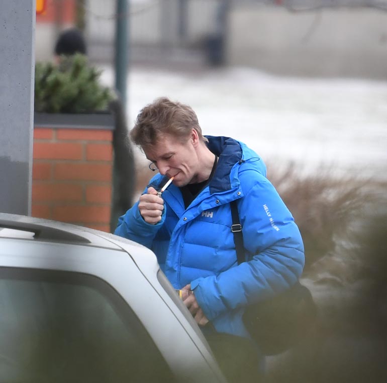 Toni tykkää poltella savukkeita tiuhaan tahtiin.