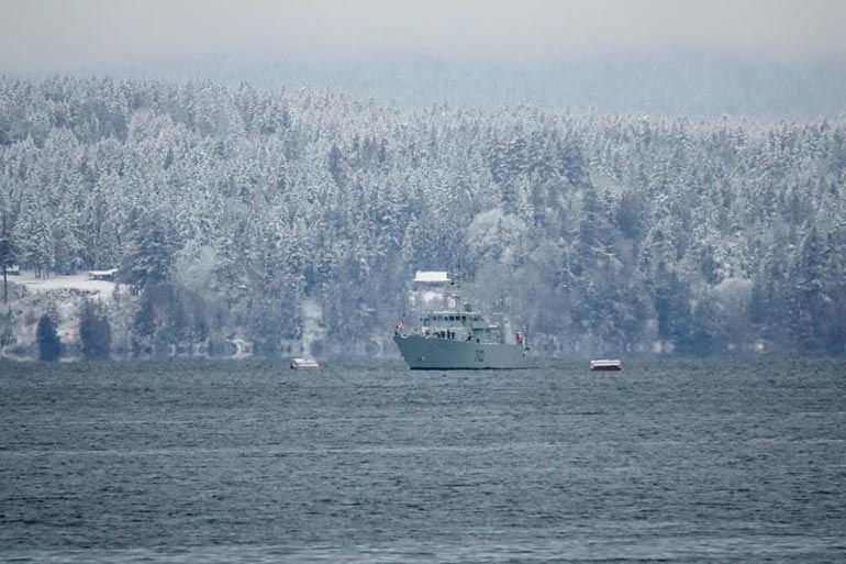 Kanadan laivasto on turvannut herttuaparin pitkäksi venähtänyttä vuosilomaa Vancouverinsaaren edustalla.