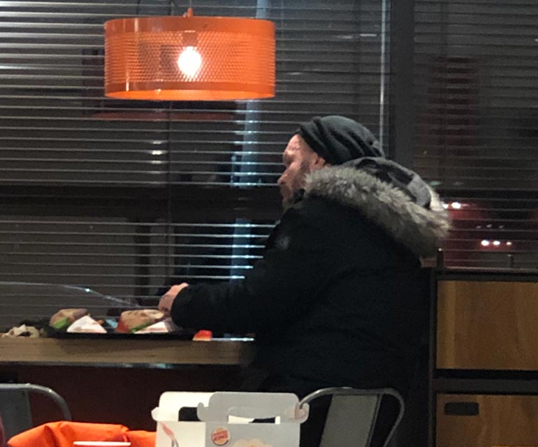 Rauhoittunut Jere ikuistettiin seuraavana alkuiltana syömässä purilaisia Levin Burger Kingissä.