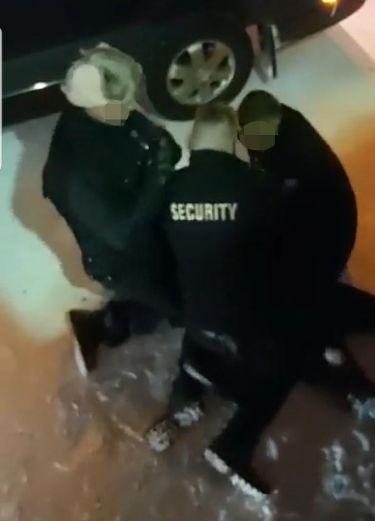 Vain minuuttia myöhemmin kuumana käynyt Jere joutui uudelleen portsarien puhutteluun, ja kun puhe ei auttanut, homma meni painiksi. Myöhemmin rautoihin lyöty Jere toimitettiin poliisin hoiviin.
