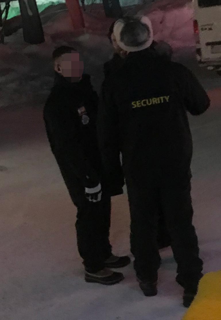 Järjestysmiehet eivät päästäneet jonossa etuillutta Jereä yökerho Ihkuun.