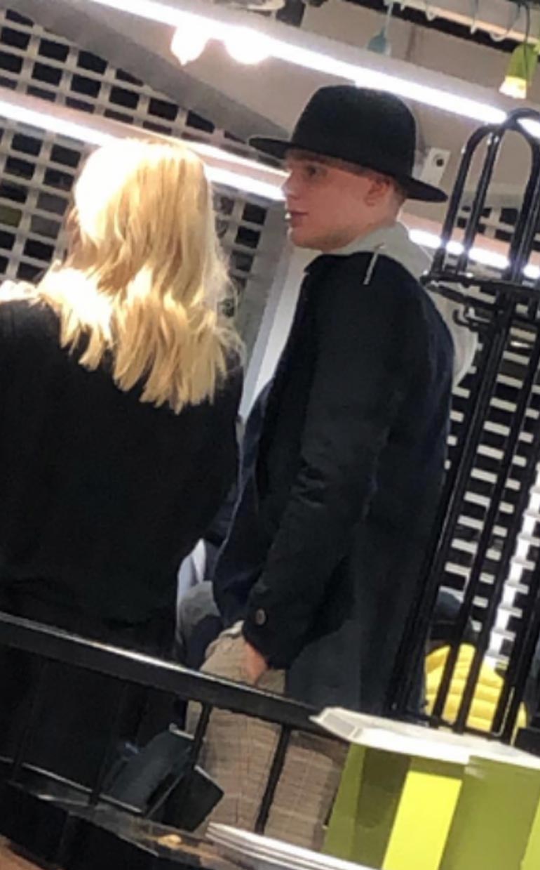 Baari-illan päätteeksi Kaapo piipahti pikaruokaostoksilla paikallisessa Hesessä.