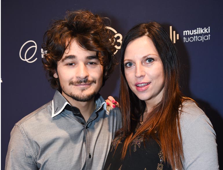 Kuvataitelija Lara ja Amadeus avioituivat Teneriffalla tammikuussa 2014. Kolme viikkoa sitten Lara haki yksin avioeroa.