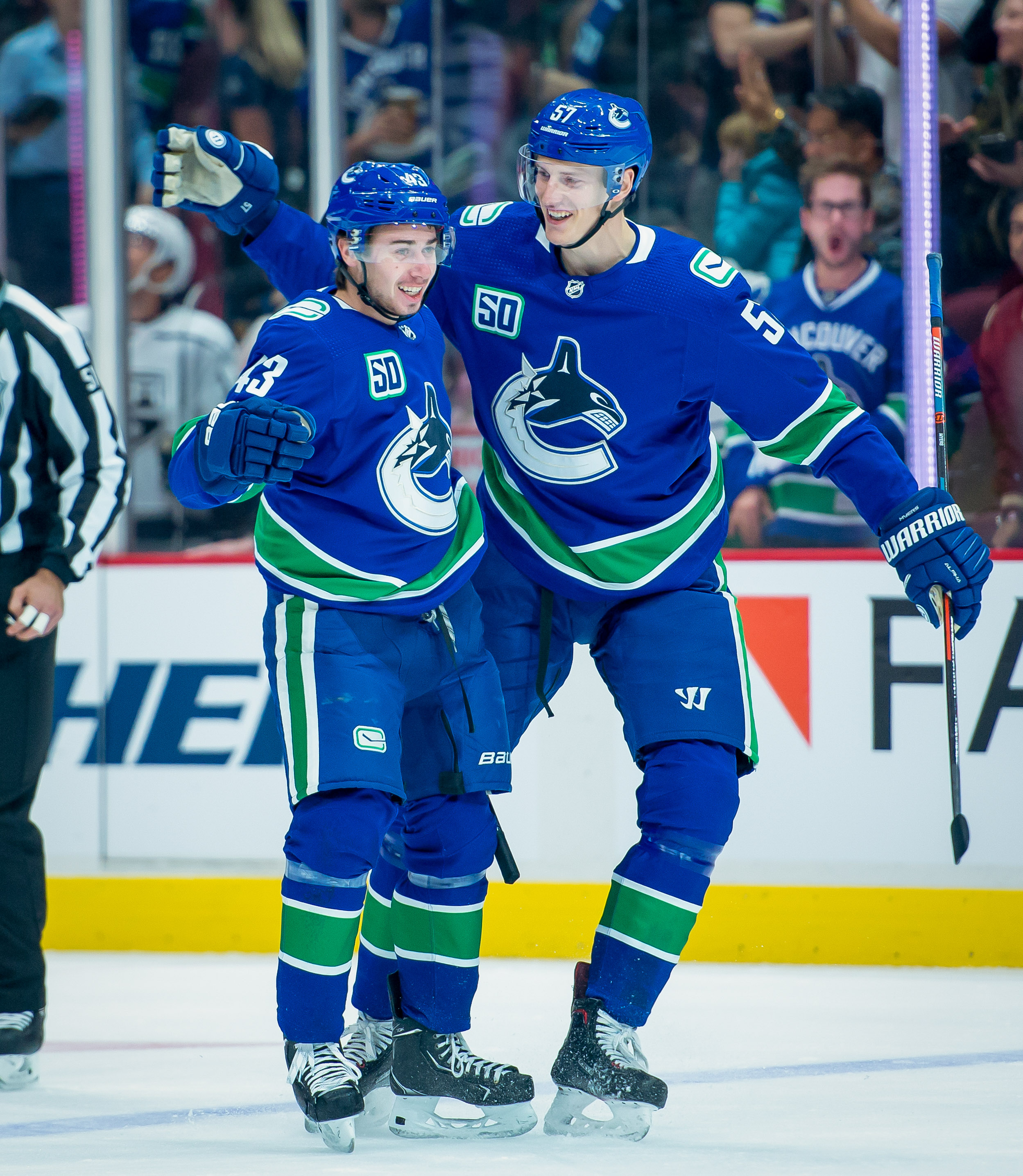 Kesän ykkösvaraus Jack Hughesin isoveli Quinn (vas.) on paukuttanut puolustajan tontilta jo 39 pistettä Vancouver Canucksille.
